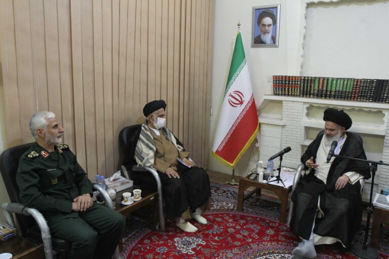 دیدار معاون هماهنگ کننده ولی فقیه در سپاه با آیت الله حسینی بوشهری