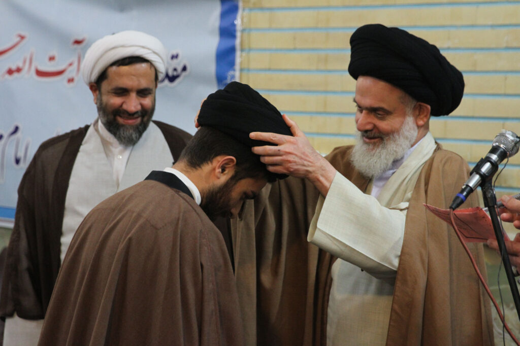 مراسم عمامه گذاری طلاب مدرسه امام باقر