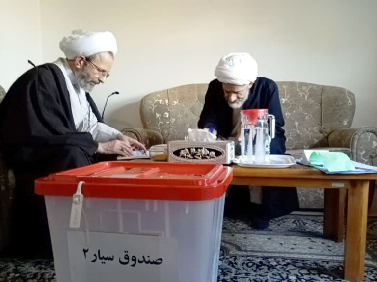 آیت الله محمود رجبی و آیت الله غلامرضا فیاضی در انتخابات مجمع نمایندگان طلاب و فضلای حوزه علمیه قم شرکت کرد