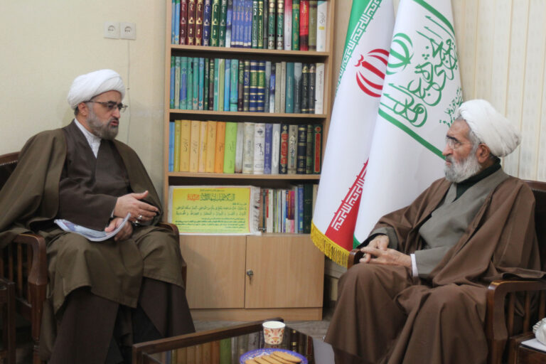 دیدار حجت الاسلام و المسلمین بهمن وحدتی، مدیر کل ستاد پیشگیری و کاهش آسیب‌های اجتماعی حوزه‌های علمیه با آیت الله آشتیانی، معاون جامعه و مردم جامعه مدرسین حوزه علمیه قم