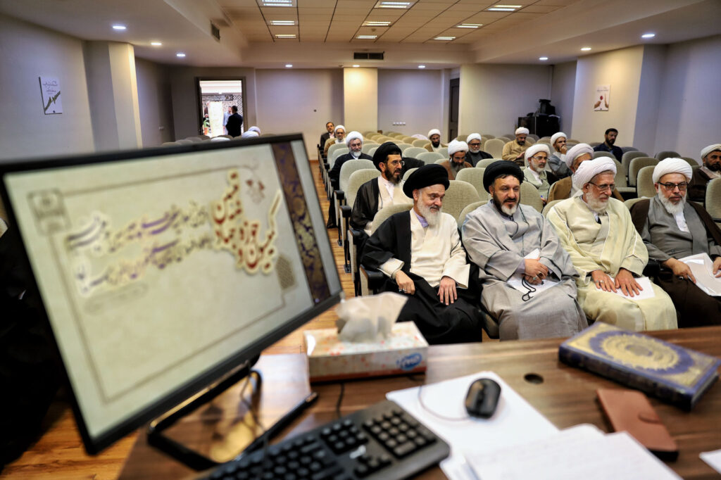 بازدید آیت الله حسینی بوشهری از کمیسیون ها (13)