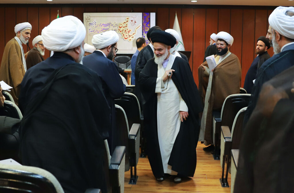 بازدید آیت الله حسینی بوشهری از کمیسیون ها (15)