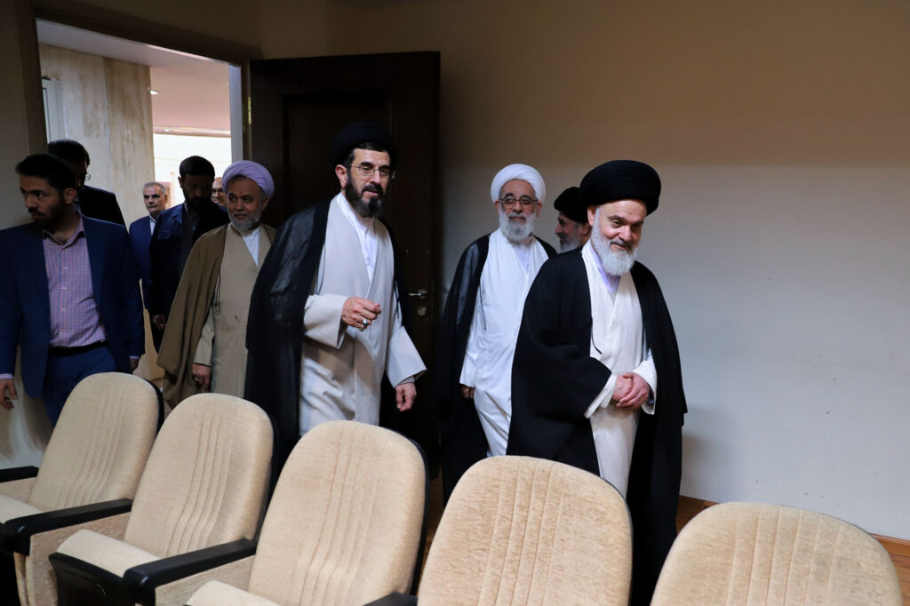 بازدید آیت الله حسینی بوشهری از کمیسیون ها (2)