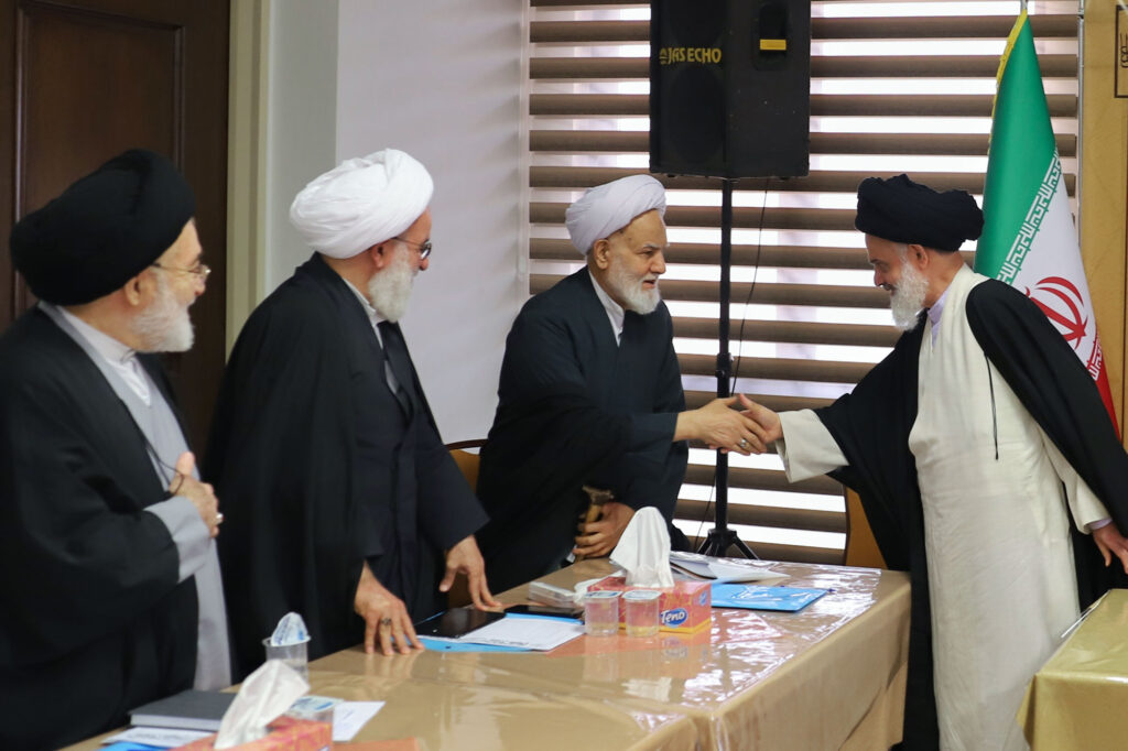 بازدید آیت الله حسینی بوشهری از کمیسیون ها (23)