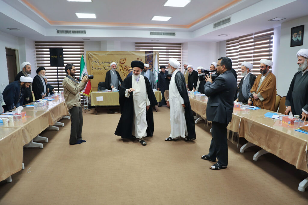 بازدید آیت الله حسینی بوشهری از کمیسیون ها (24)