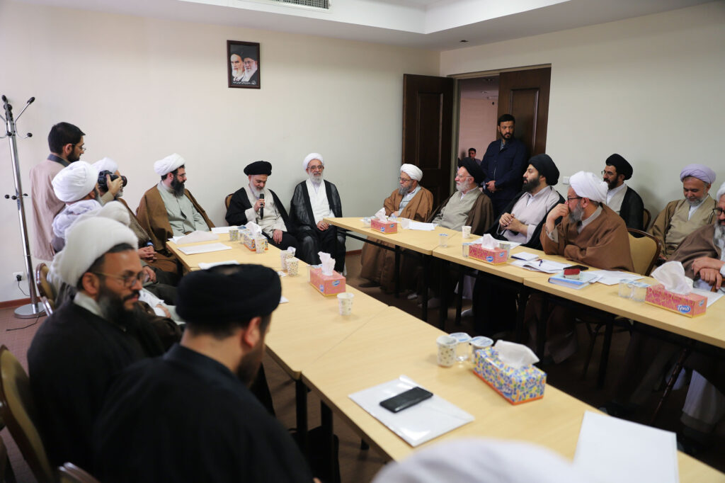 بازدید آیت الله حسینی بوشهری از کمیسیون ها (25)