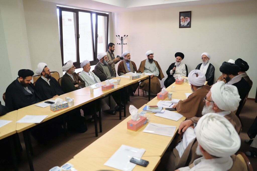 بازدید آیت الله حسینی بوشهری از کمیسیون ها (26)