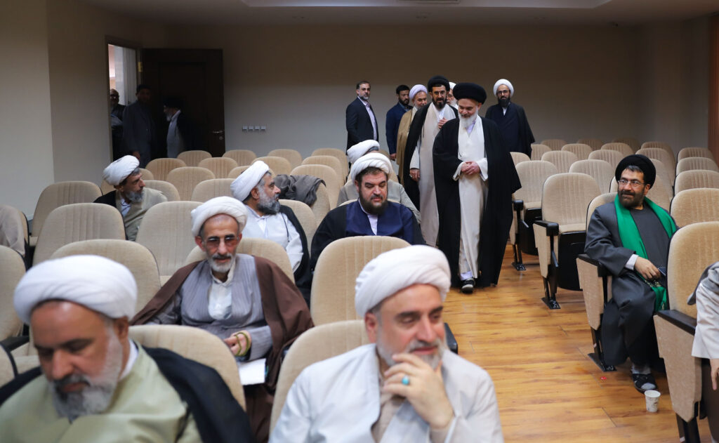 بازدید آیت الله حسینی بوشهری از کمیسیون ها (3)