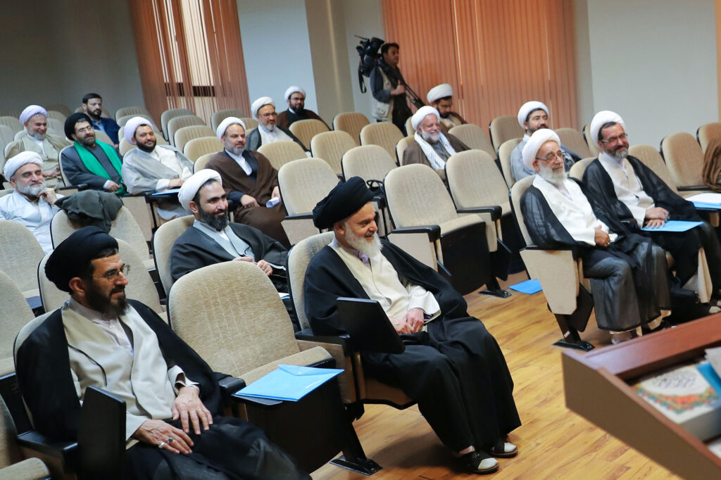 بازدید آیت الله حسینی بوشهری از کمیسیون ها (5)