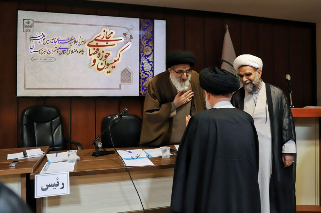 بازدید آیت الله حسینی بوشهری از کمیسیون ها (8)