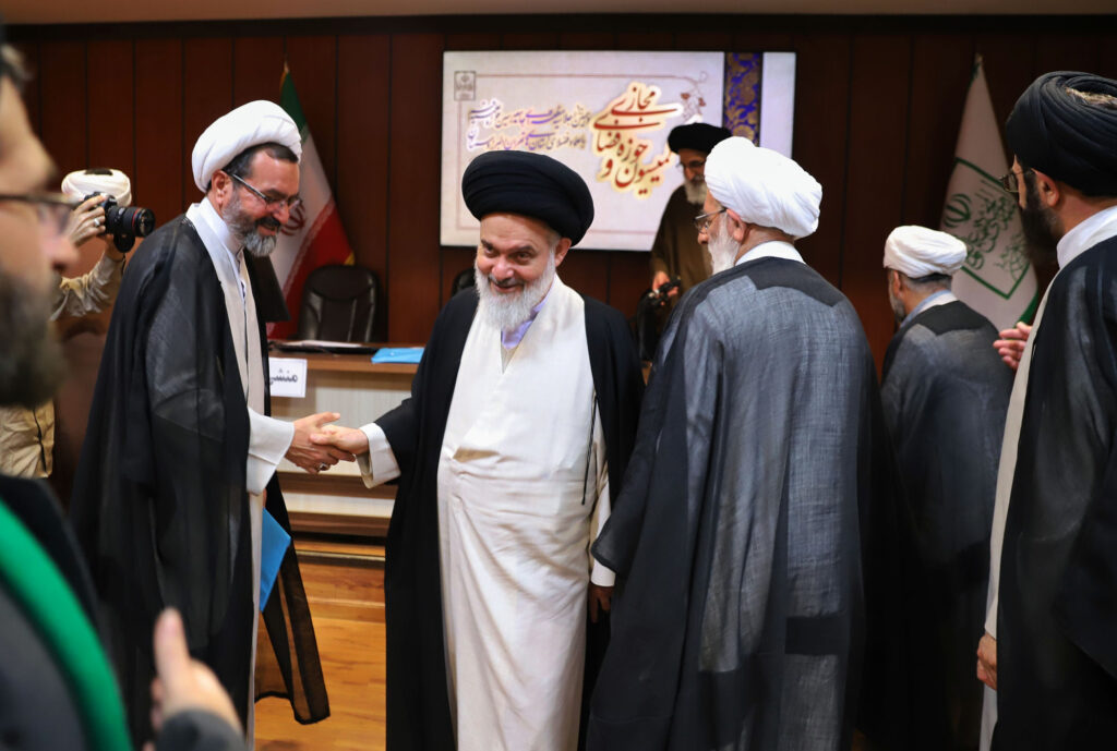 بازدید آیت الله حسینی بوشهری از کمیسیون ها (9)