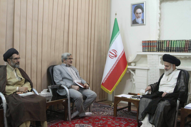 دیدار مدیر کل کمیته امداد استان قم با آیت الله حسینی بوشهری