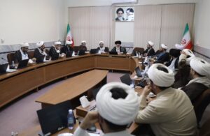 نشست هم اندیشی تعدادی از اساتید جوان سطوح عالی با آیت الله حسینی بوشهری، دبیر شورای عالی حوزه های علمیه