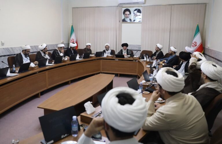 نشست هم اندیشی تعدادی از اساتید جوان سطوح عالی با آیت الله حسینی بوشهری، دبیر شورای عالی حوزه های علمیه