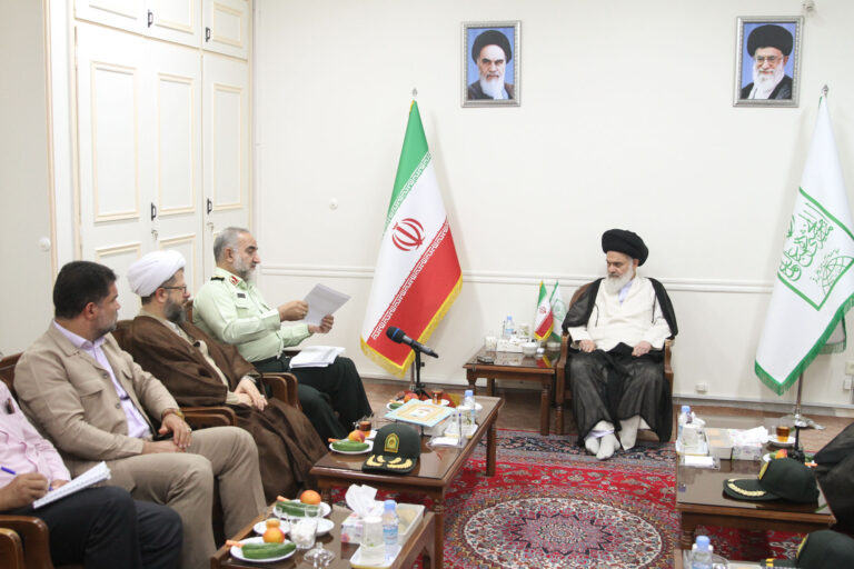 دیدار رئیس پلیس استان قم (سرتیپ دوم محمدرضا میرحیدری) با آیت الله حسینی بوشهری رئیس جامعه مدرسین حوزه علمیه قم