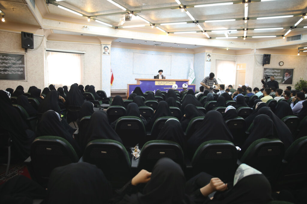 دیدار تعدادی از دانشجویان دختر و پسر استان سیستان و بلوچستان با آیت الله حسینی بوشهری