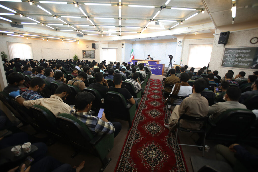 دیدار تعدادی از دانشجویان دختر و پسر استان سیستان و بلوچستان با آیت الله حسینی بوشهری