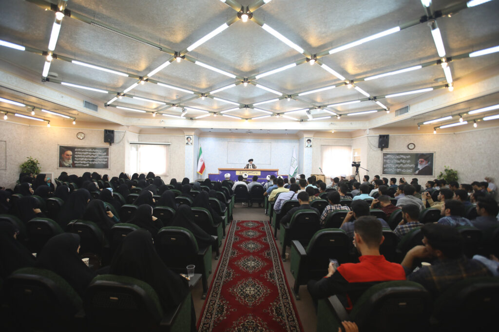 دیدار تعدادی از دانشجویان دختر و پسر استان سیستان و بلوچستان با آیت الله حسینی بوشهری
