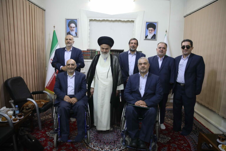 دیدار گروه تواشیح قمر بنی هاشم با آیت الله حسینی بوشهری
