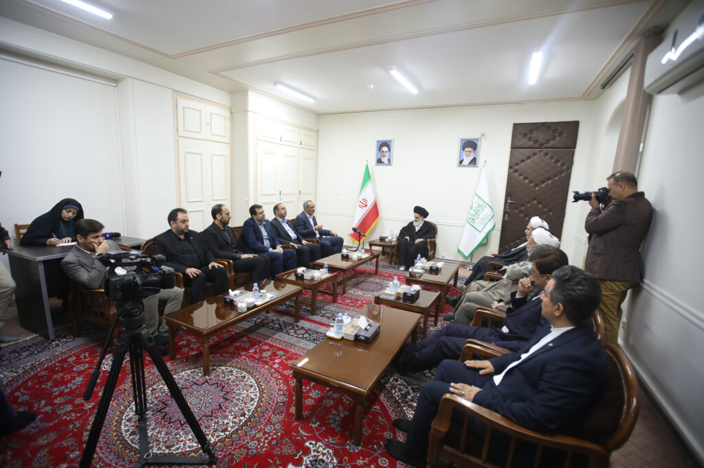 دیدار رئیس کل بیمه مرکزی با آیت الله حسینی بوشهری