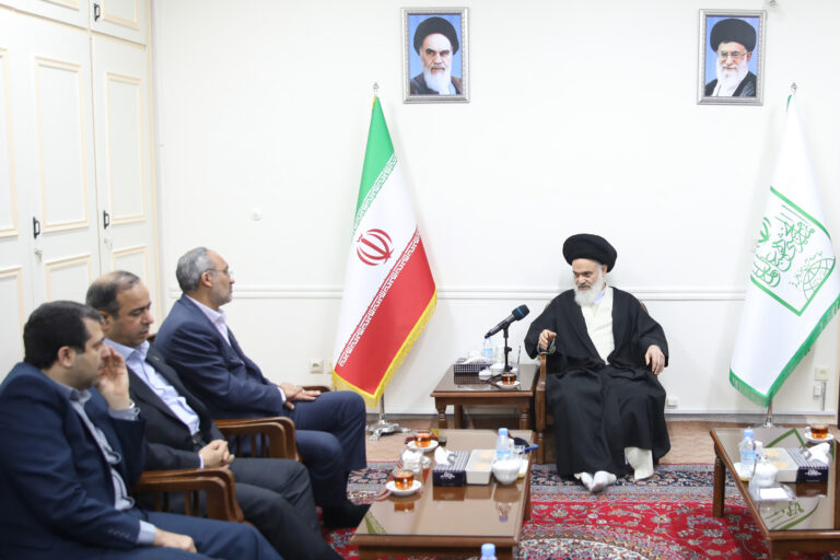 دیدار رئیس کل بیمه مرکزی با آیت الله حسینی بوشهری