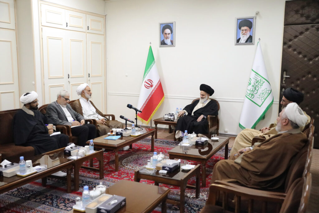 دیدار جمعی از مسئولین و پیشکسوتان عرصه هنر در حوزه علمیه با آیت الله حسینی بوشهری