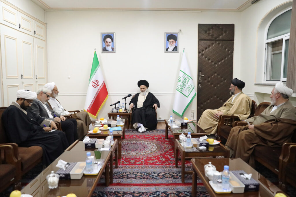 دیدار جمعی از مسئولین و پیشکسوتان عرصه هنر در حوزه علمیه با آیت الله حسینی بوشهری