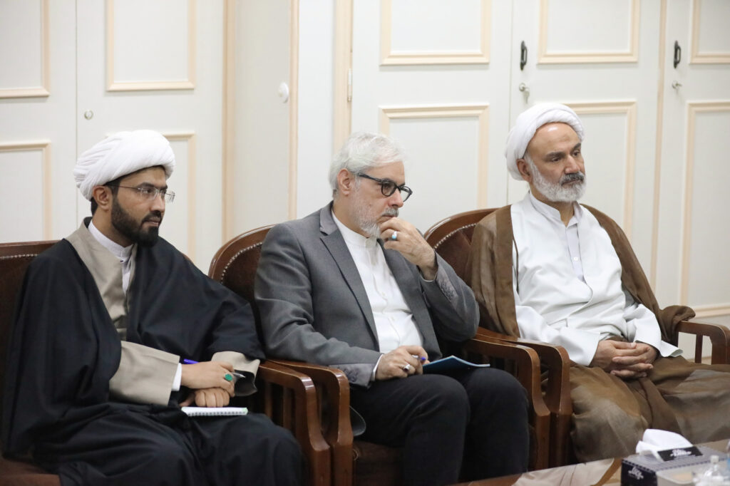 دیدار جمعی از مسئولین و پیشکسوتان عرصه هنر در حوزه علمیه با آیت الله حسینی بوشهری