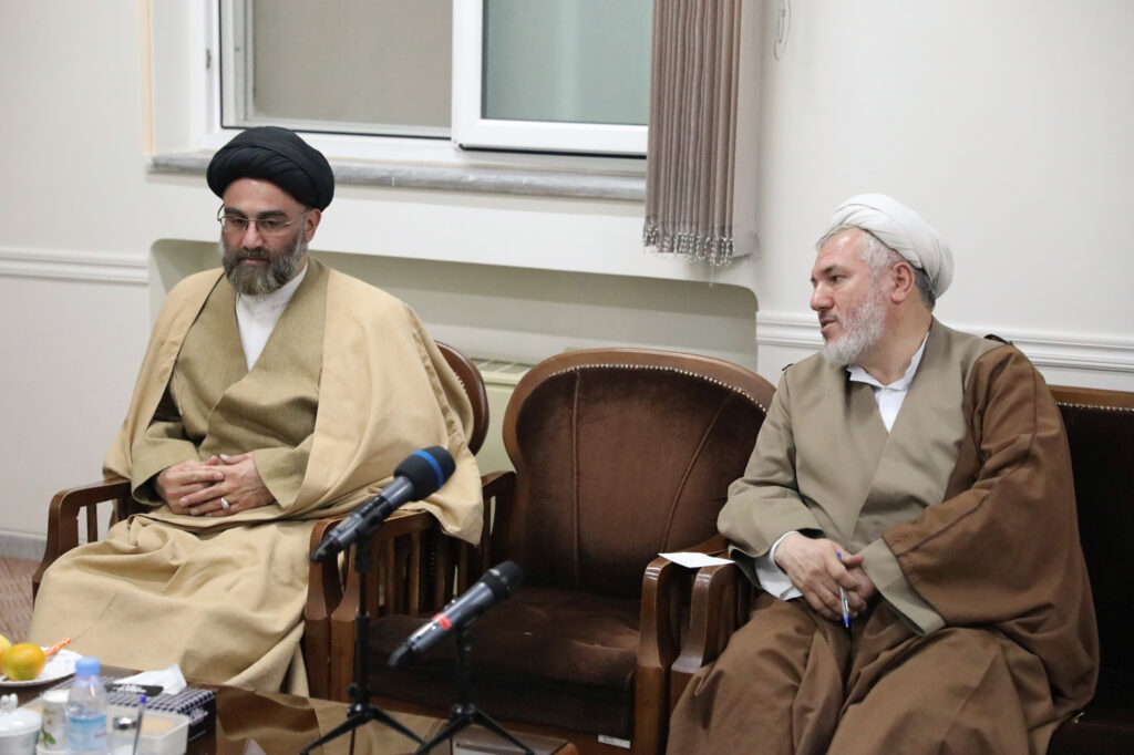 دیدار جمعی از مسئولین و پیشکسوتان عرصه هنر در حوزه علمیه با آیت الله حسینی بوشهری