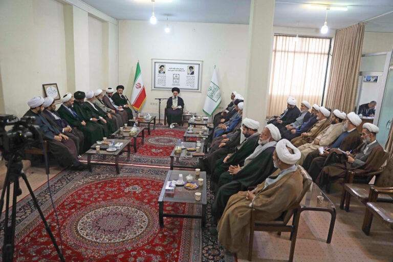 دیدار هیئت رئیسه مجمع نمایندگان طلاب حوزه علمیه قم و مسئولین مجامع استانی با آیت الله حسینی بوشهری