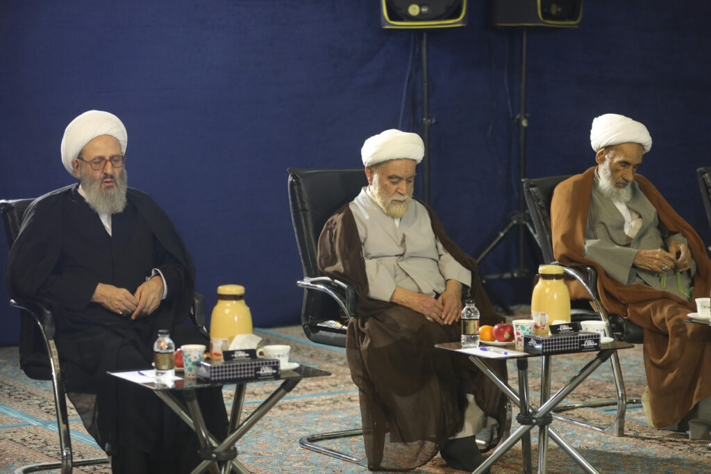 آیات عظام بهشتی، داوری و فقیهی در نشست اعضای جامعه مدرسین حوزه علمیه قم با تولیت مسجد مقدس جمکران