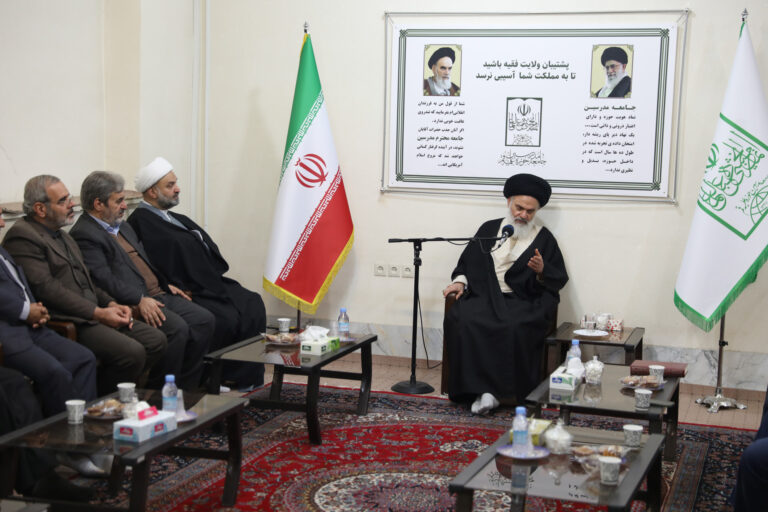 دیدار اعضای مجمع هماهنگی پیروان امام و رهبری استان قم با آیت الله حسینی بوشهری