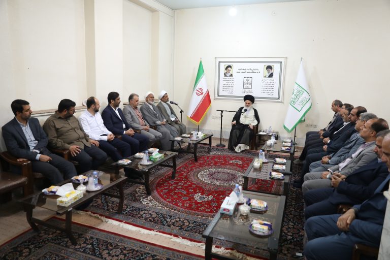 دیدار مدیرکل بنیاد شهید و امور ایثارگران استان قم به همراه جمعی از مدیران این سازمان با آیت الله حسینی بوشهری