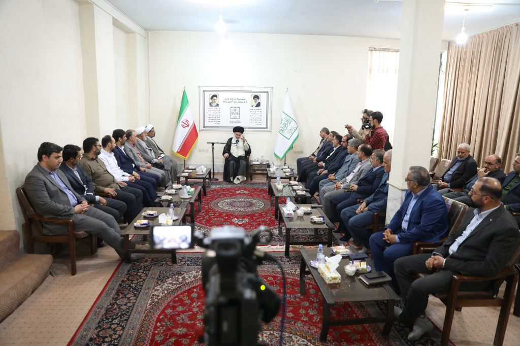 دیدار مدیرکل بنیاد شهید و امور ایثارگران استان قم به همراه جمعی از مدیران این سازمان با آیت الله حسینی بوشهری