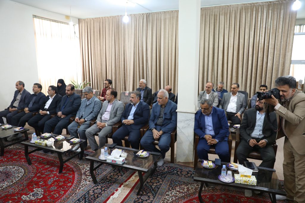 دیدار مدیرکل بنیاد شهید و امور ایثارگران استان قم به همراه جمعی از مدیران این سازمان با آیت الله حسینی بوشهری