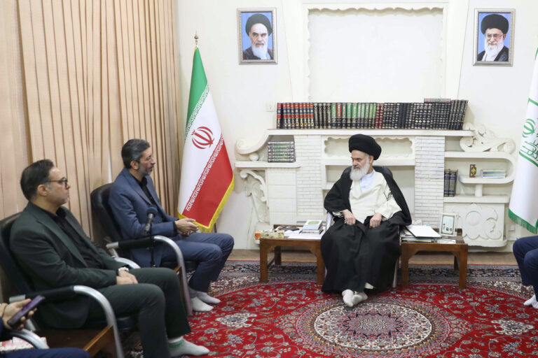 دیدار نوروزی عباس ذاکریان فرماندار قم با آیت الله حسینی بوشهری