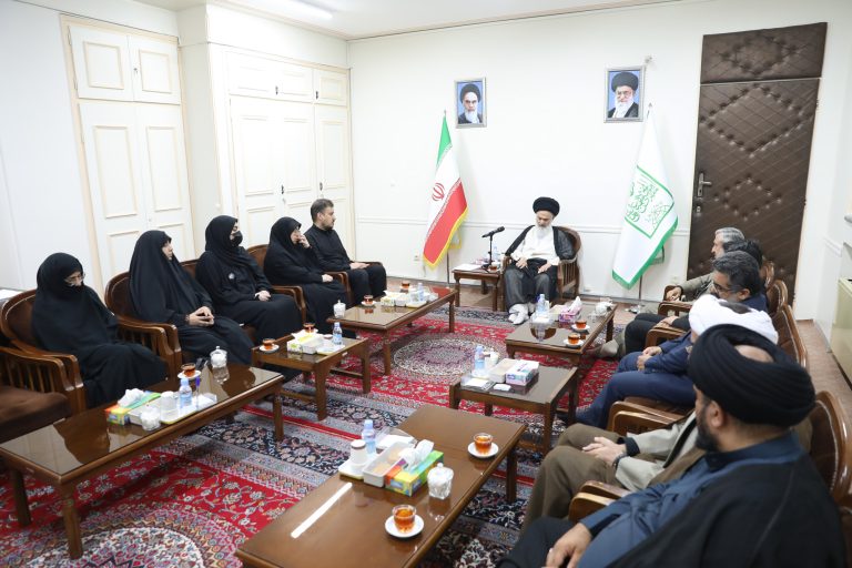 دیدار خانواده شهید امیرعبداللهیان با آیت الله حسینی بوشهری