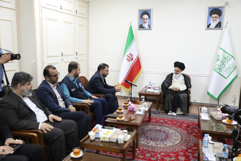 دیدار عیسی زارع پور، وزیر ارتباطات و فناوری اطلاعات با آیت الله حسینی بوشهری