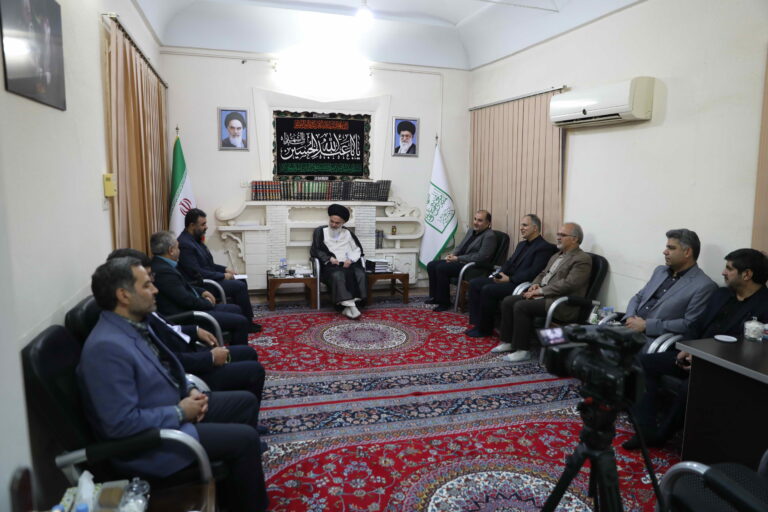 دیدار مدیرعامل شرکت گاز استان قم با آیت الله حسینی بوشهری با موضوع صرفه جویی در مصرف انرژی