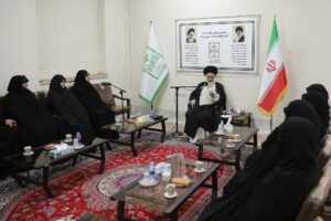 دیدار اعضای مرکز فرهنگی بانوان قرآن پژوه با آیت الله حسینی بوشهری