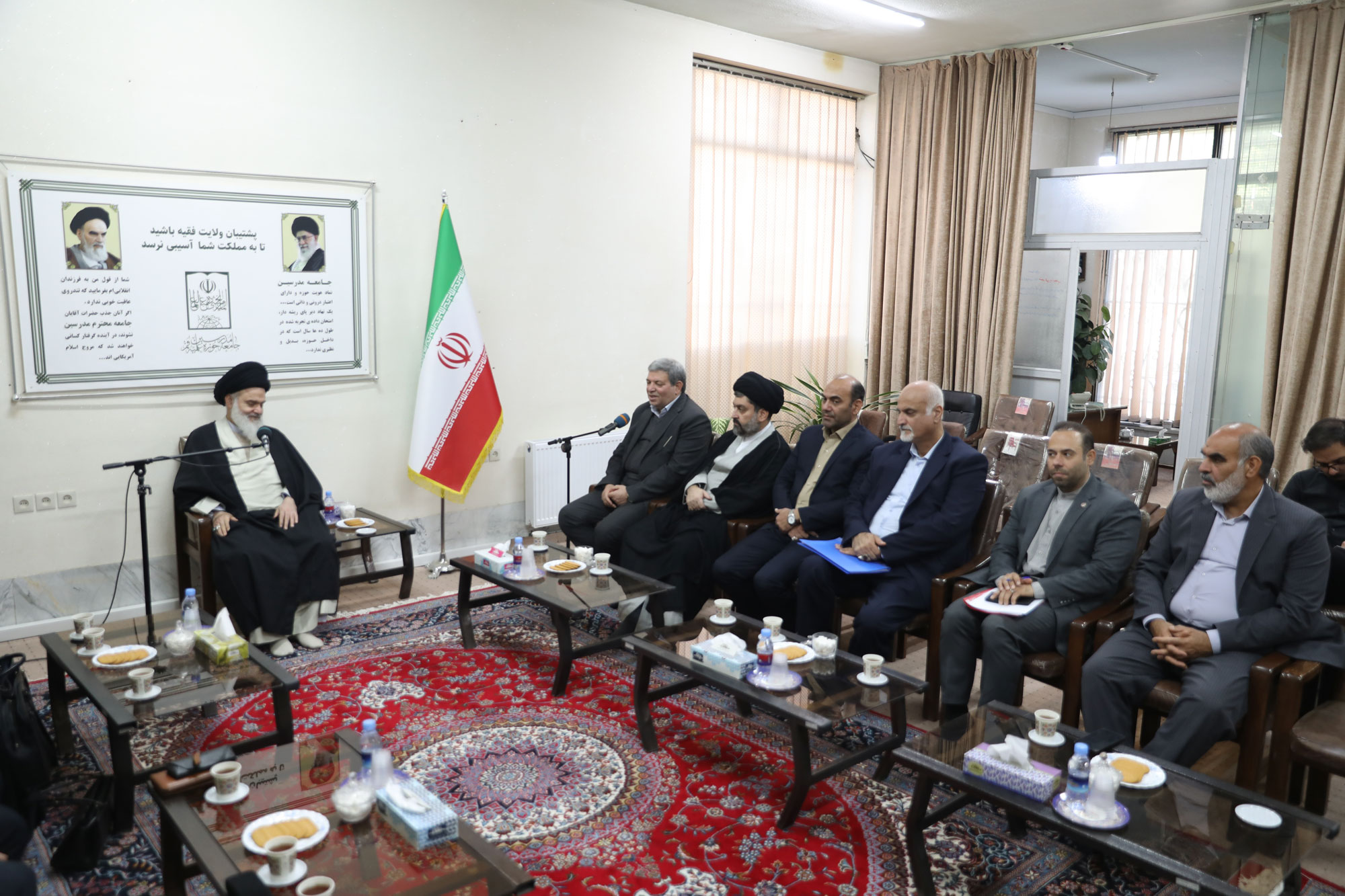 دیدار سرپرست سازمان بهزیستی کشور با آیت الله حسینی بوشهری