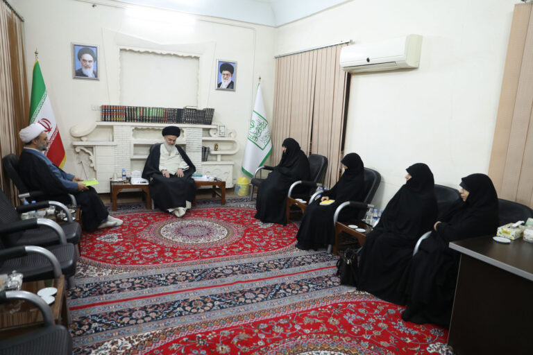 دیدار مدیر و اعضای جامعه الزهرا با آیت الله حسینی بوشهری
