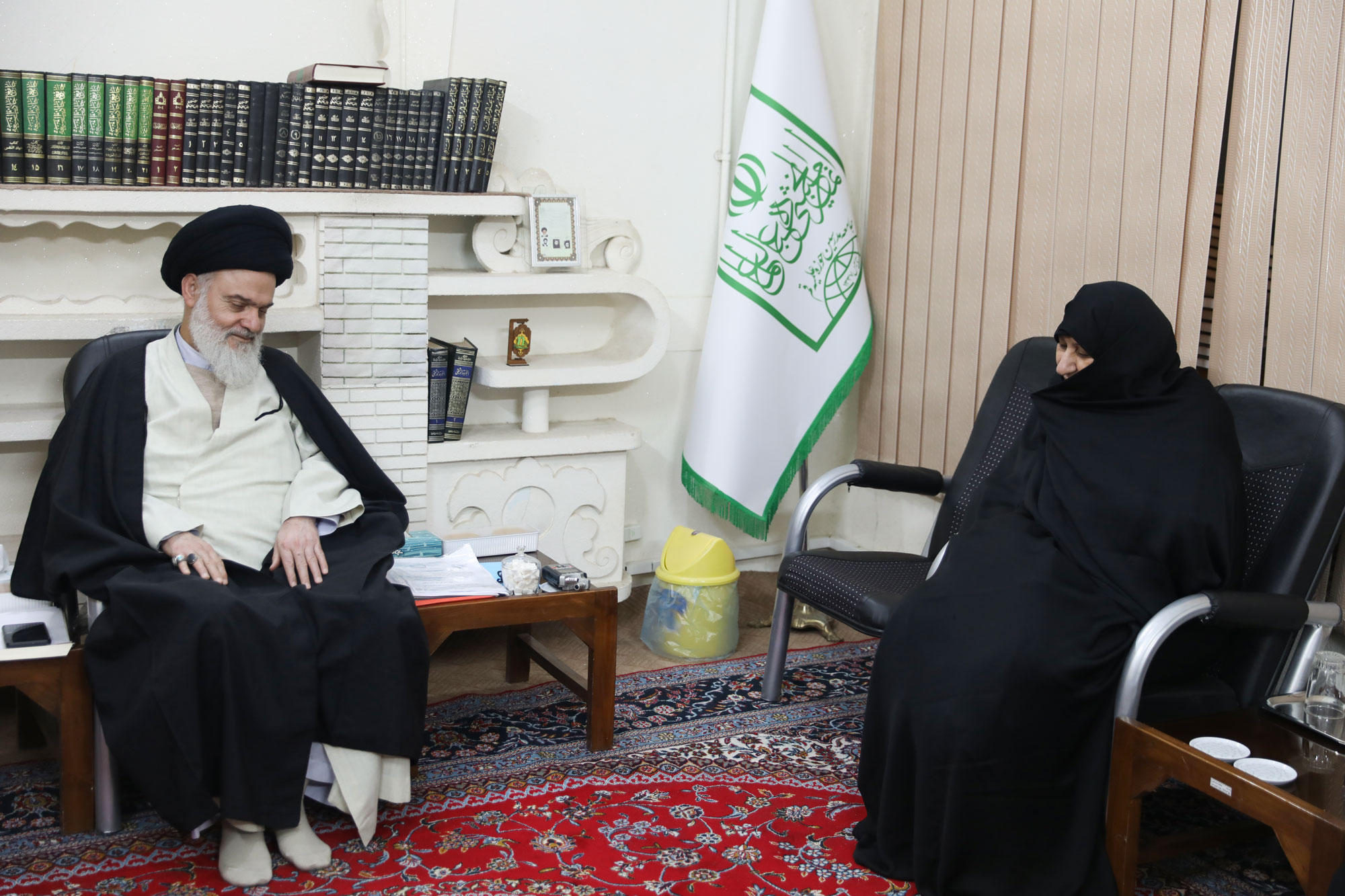 دیدار مدیر و اعضای جامعه الزهرا با آیت الله حسینی بوشهری