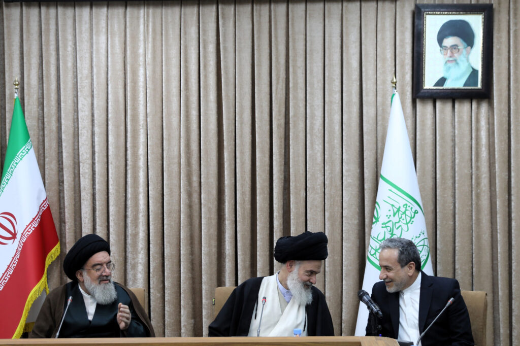 حضور دکتر سیدعباس عراقچی، وزیر امور خارجه، در جلسه شورای عالی جامعه مدرسین حوزه علمیه قم مورخ 9 آذر 1403
