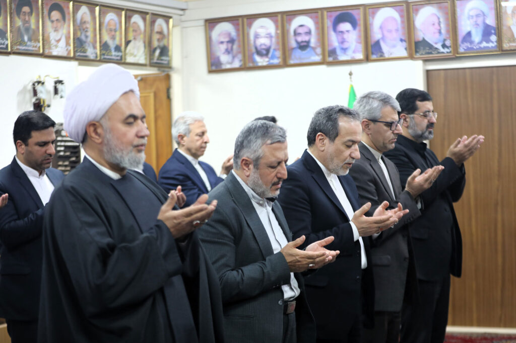 اقامه نماز در حاشیه جلسه دکتر سیدعباس عراقچی، وزیر امور خارجه، با شورای عالی جامعه مدرسین حوزه علمیه قم مورخ 9 آذر 1403