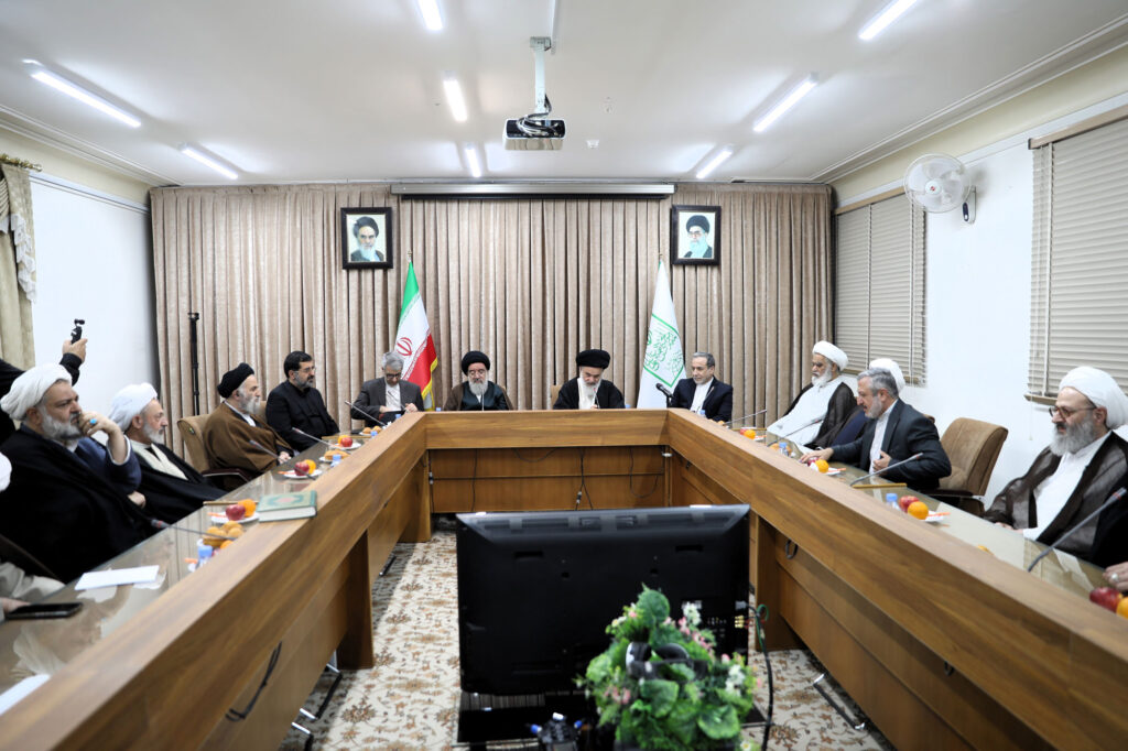 حضور دکتر سیدعباس عراقچی، وزیر امور خارجه، در جلسه شورای عالی جامعه مدرسین حوزه علمیه قم مورخ 9 آذر 1403