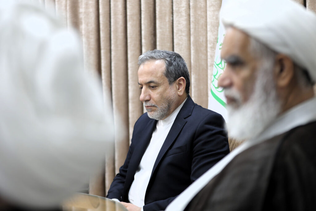 حضور دکتر سیدعباس عراقچی، وزیر امور خارجه، در جلسه شورای عالی جامعه مدرسین حوزه علمیه قم مورخ 9 آذر 1403