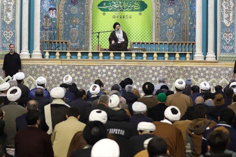 تجمع حوزویان و مردم قم در لبیک به سخنان رهبر معظم انقلاب و حمایت از جبهه مقاومت