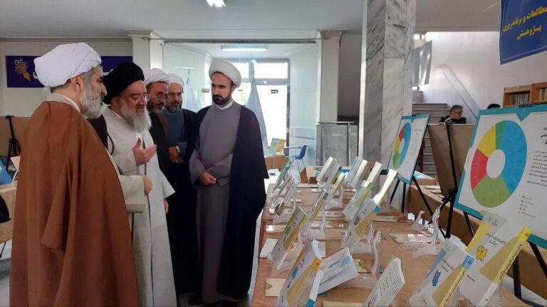 بازدید آیت الله خاتمی از نمایشگاه دستاوردهای معاونت پژوهش حوزههای علمیه