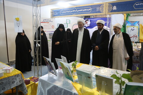 بازدید آیت الله فقیهی از نمایشگاه دستاوردهای پژوهشی مدارس علمیه خواهران